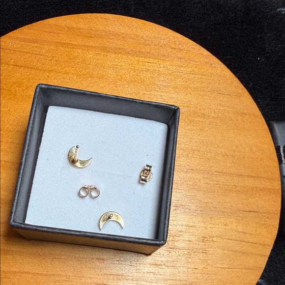 14k Gold Crescent Moon Stud Earrings - Unbranded - Picture 7 of 9